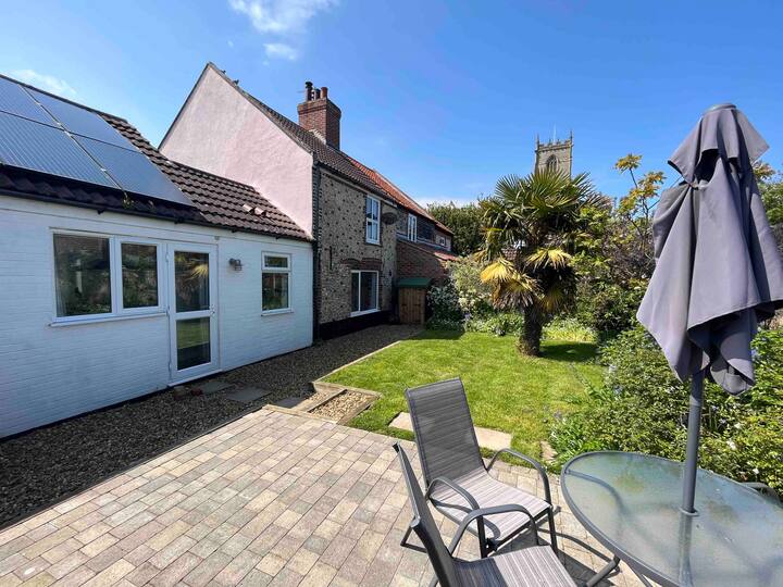 Cosy Cottage Close to Beach. Vacation homes for Rent in Wintertonon