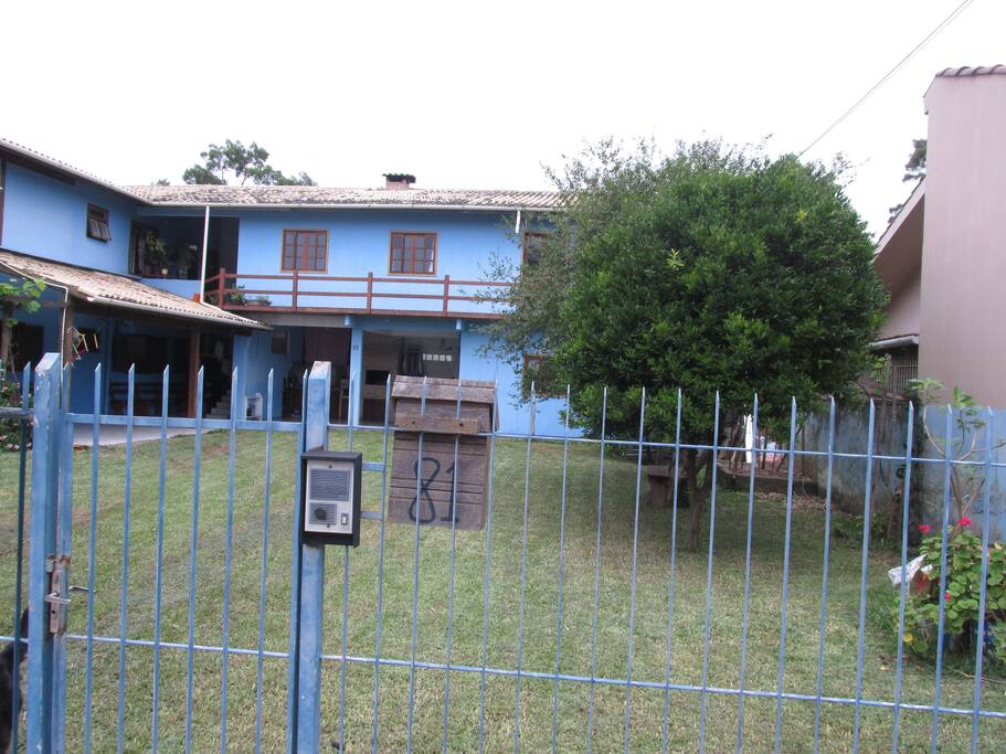 Casa com bastante área verde.