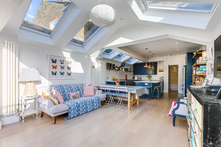 Family Home – Spacious, bright & immaculate gallery image 4