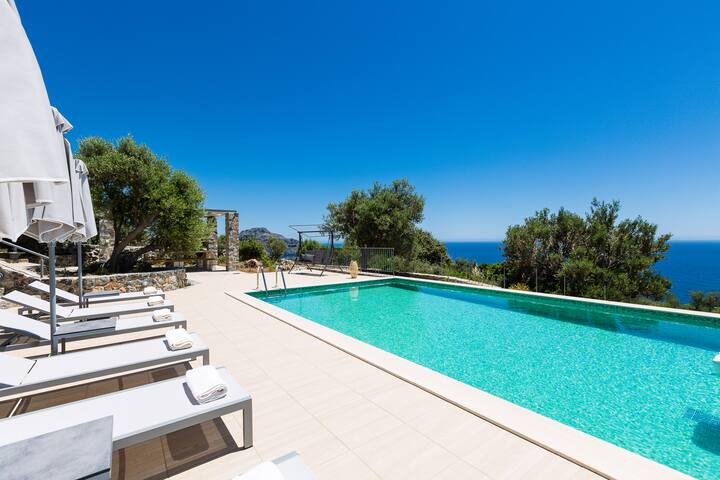Sea views, private pool and near the beach gallery image 5