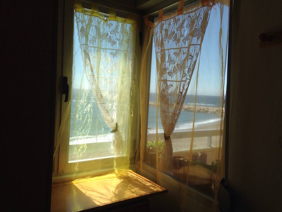 Ventana del dormitorio principal con vista a la playa