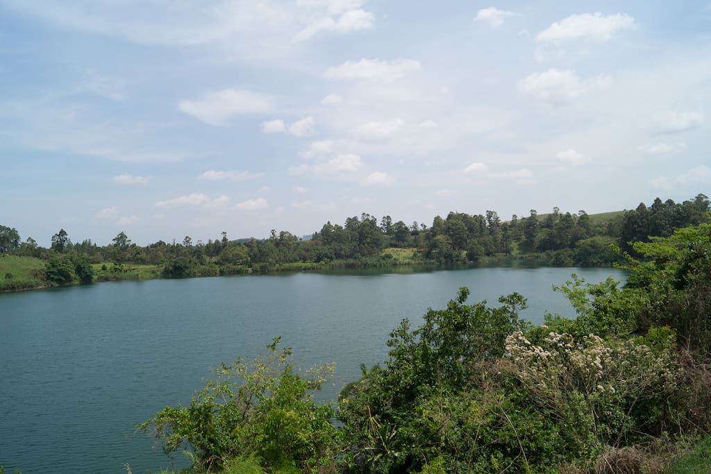 Lake Kigere is one of three craterlakes nearby.