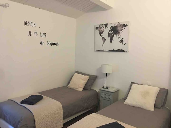 卧室1 ，可容纳2个成人或2个孩子 