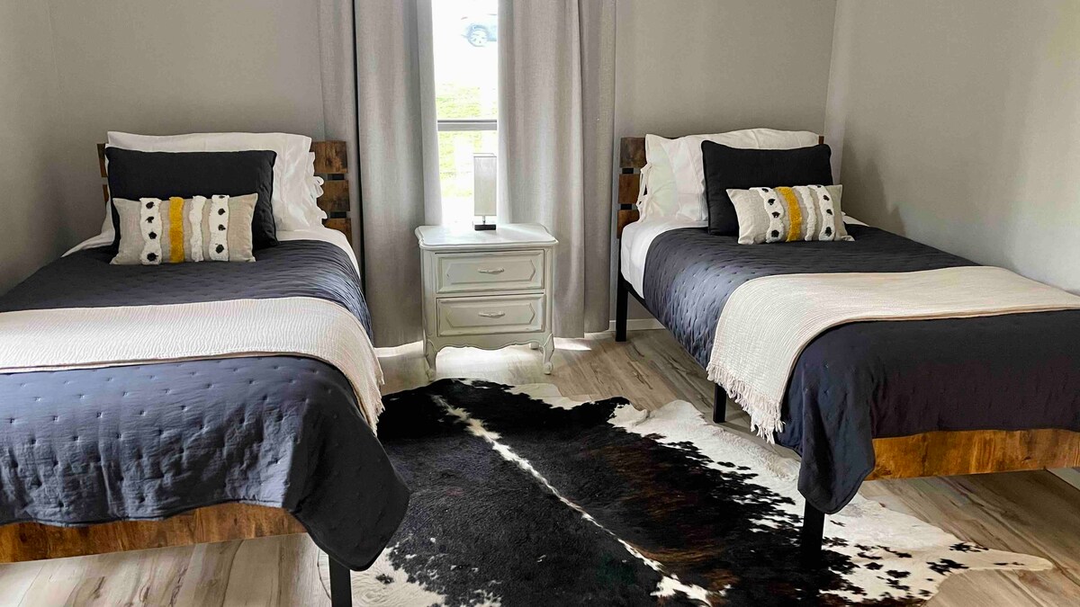 Dve dvojičky XL pre vyššie s chladnou bavlnenou plachtou a páperovými alternatívnymi prikrývkami. Saténové hladké obliečky na vankúše z neho robia výnimočné a ďalšie vankúše v skrini zabezpečia vašu obľúbenú úroveň pohodlia. 