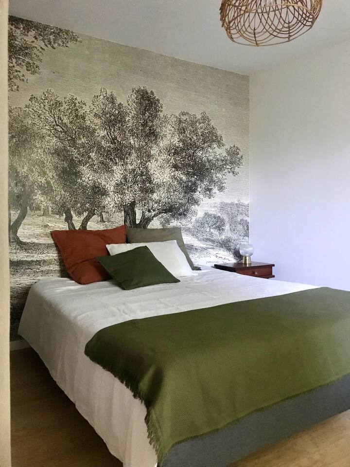 Chambre 13 m2 à l’étage avec lit 160x200 cm. 
Ventilateur plafonnier programmable maintenant installé, (pas sur la photo) très utile pour lutter contre les grosses chaleurs.