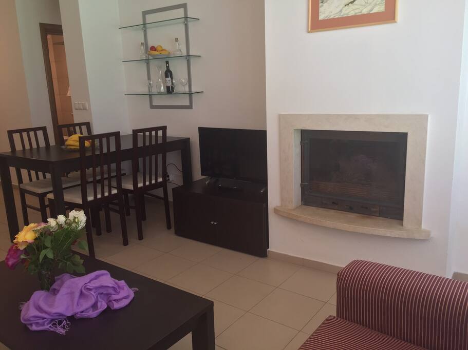 Fireplace, Smart TV, Dining Area