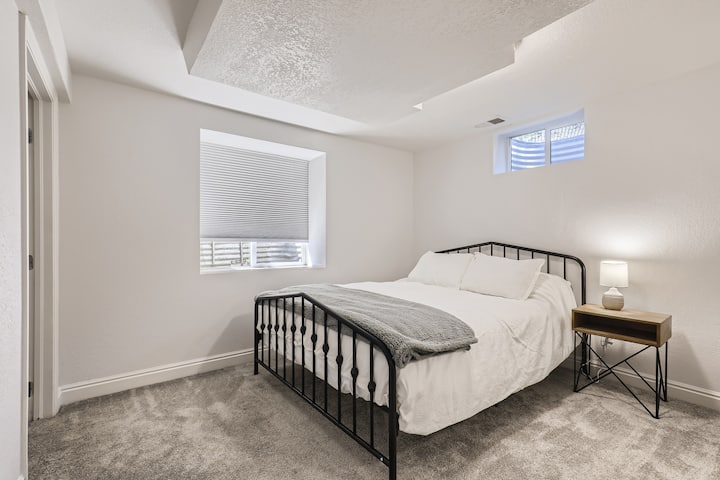 Ყველაზე დაბალი საძინებელი 152 × 203 სმ საწოლით. Გამოუსადეგარი ჩრდილი დიდ ფანჯარაზე