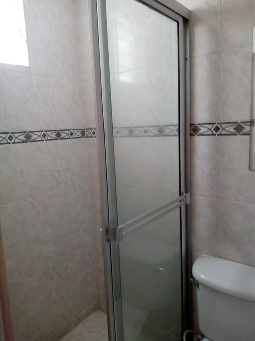 amplia cabina de baño