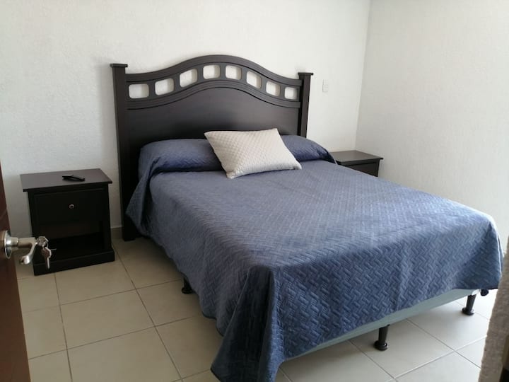 เตียงควีนไซส์ในห้องหลัก 