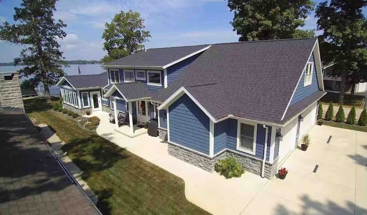 Amazing lakefront retreat for large gatherings!
