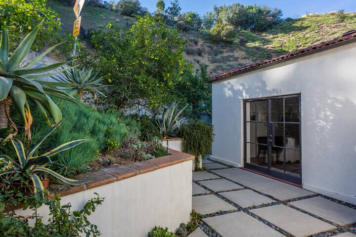 Sweeping Views, Hollywood Hills to Downtown! gallery image 3