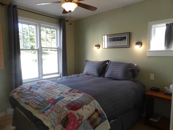 Dormitorio con cama tamaño queen.