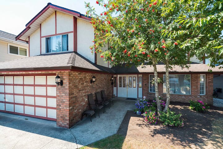 Cozy room by YVR Canada Line