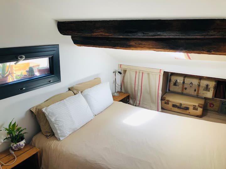 Საძინებელი ცალკე საშხაპით მაღლა. Ახალი 140x190 საწოლი, ლეიბი და ყუთი გაზაფხულზე.