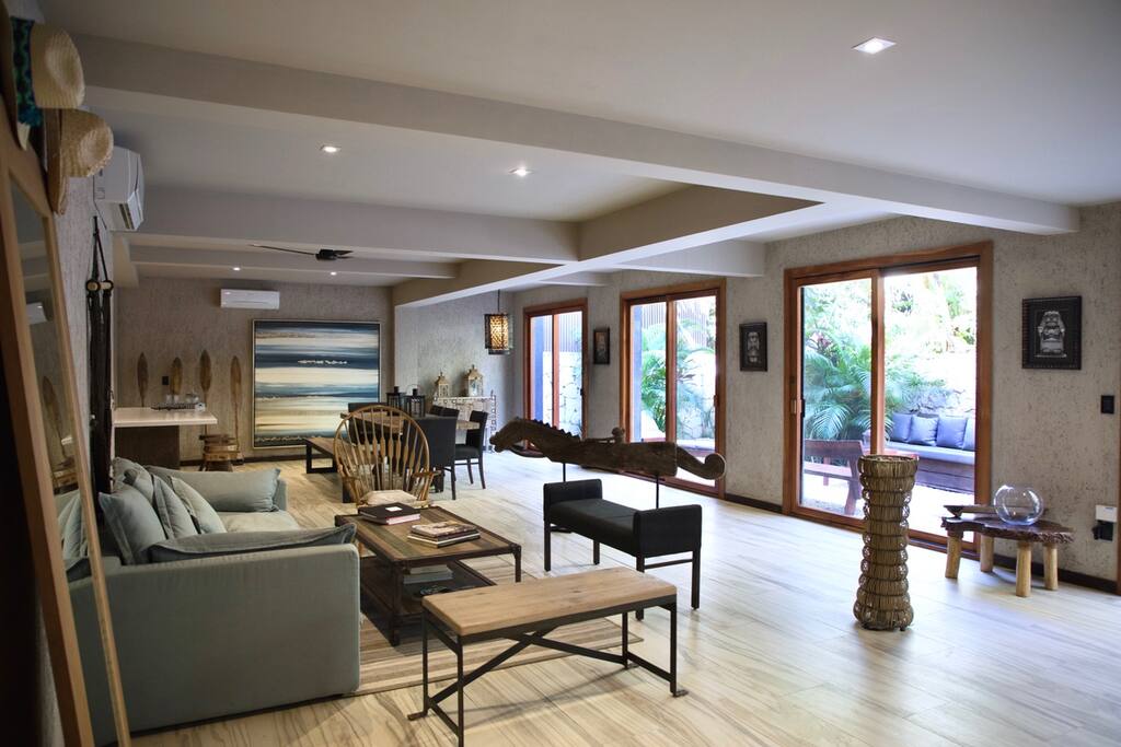 Sala de estar, living room y salida a la terraza.