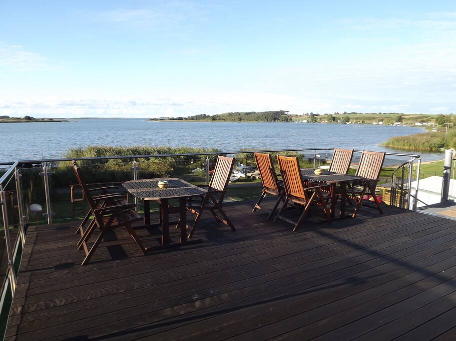 Terrasse mit Blick auf das Wasser