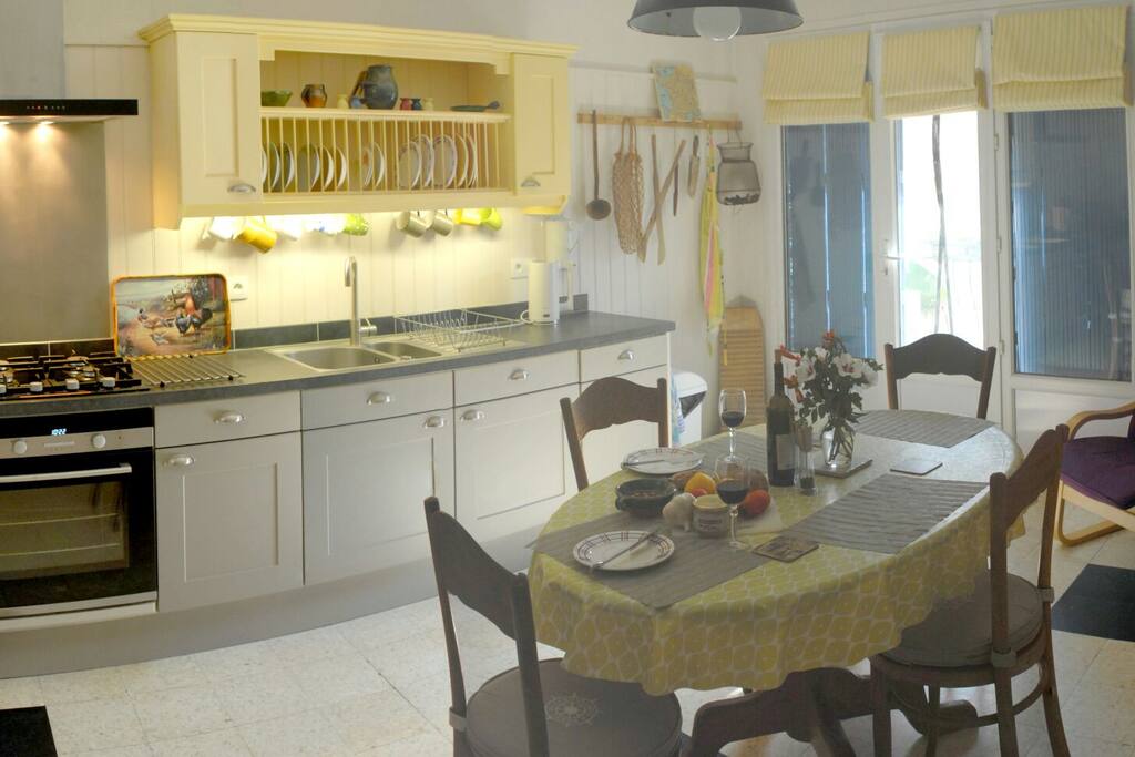 Rétro kitchen and door to balcony