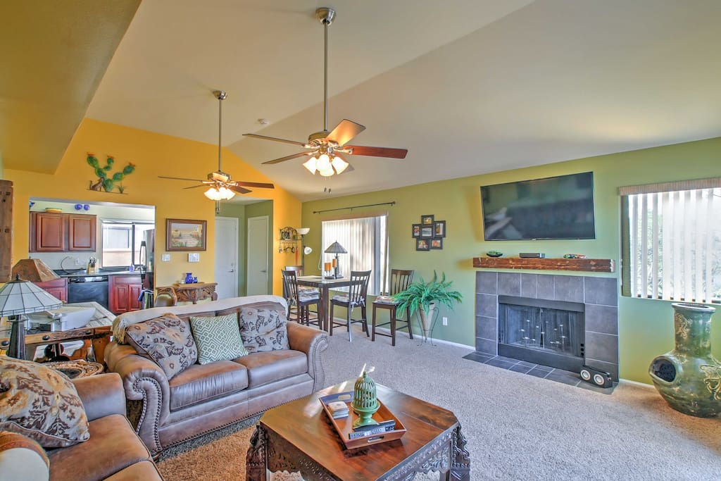 After days of exploring the Scottsdale area, enjoy lounging on the comfortable leather sofa while watching your favorite movie or television series on the flat screen TV.