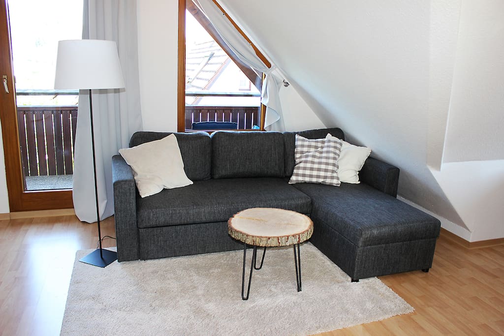Wohnzimmer mit ausziehbarer Schlafcouch