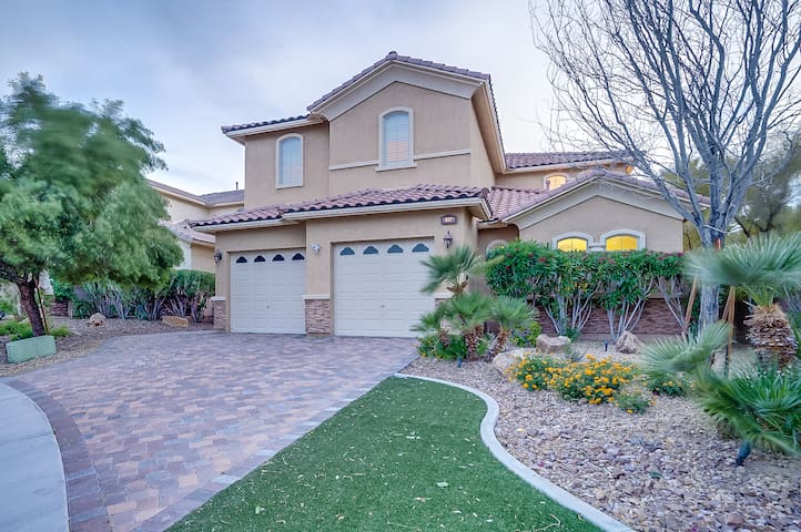 Luxury 3 Bed | 3.5 Bath | Sparkling Heated Pool gallery image 5