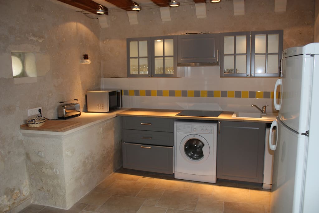La cuisine américaine avec lave-vaisselle et lave-linge