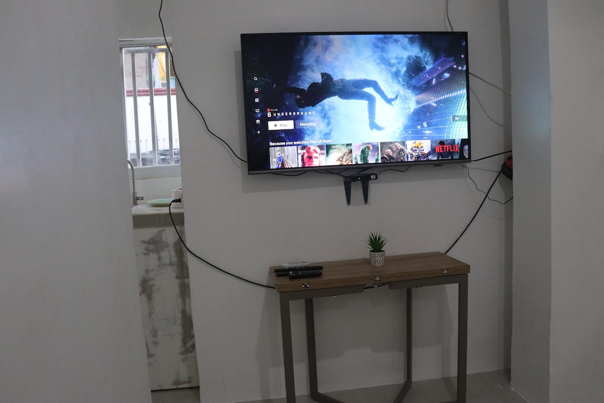 Širok spektar filmova, internacionalna i lokalna televizija putem Netflixa.