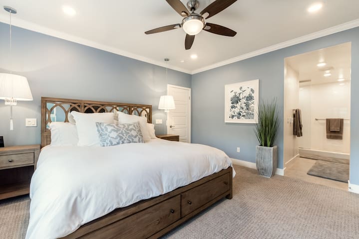 Stunning Luxury Home near Hollywood Bowl! gallery image 3