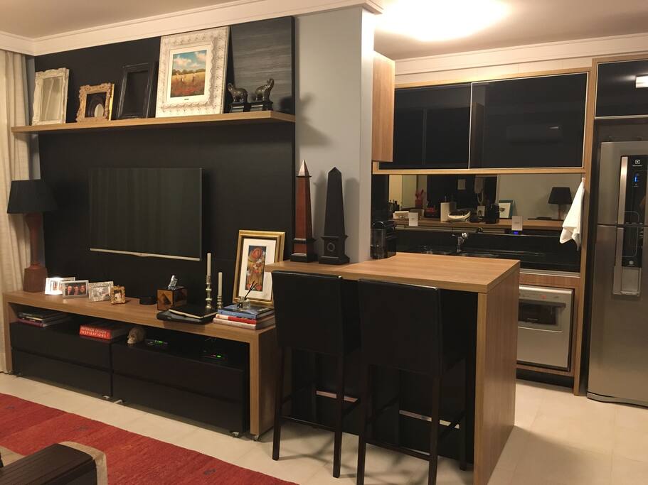 Cozinha aberta, com bancada de ligação, smart tv de 49", com net e Wi-Fi