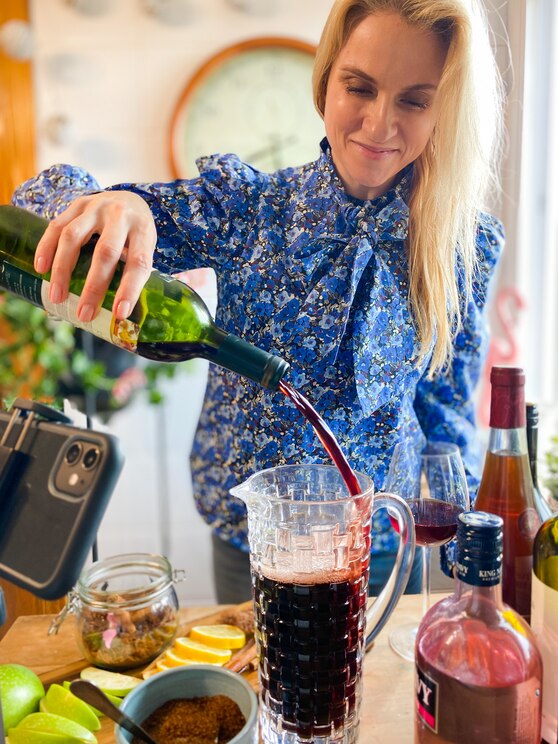 Show full-screen, host-provided image