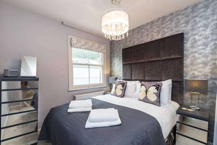 Stylish 2BR home in the heart of Chelsea!