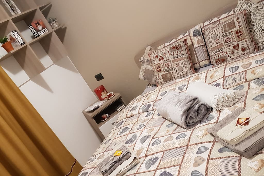 ...due letti singoli a contenitore trasformati in matrimoniale...
La camera dispone inoltre di una scrivania, libreria a muro, armadio a doppia anta con specchio e comodino con ruote per spostare in base alle proprie esigenze.