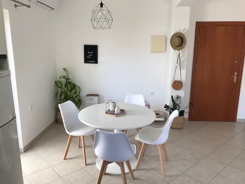 Successful Airbnb property: Bright and Modern Apartment NEXT to the BEACH in δήμος καντάνου σέλινου