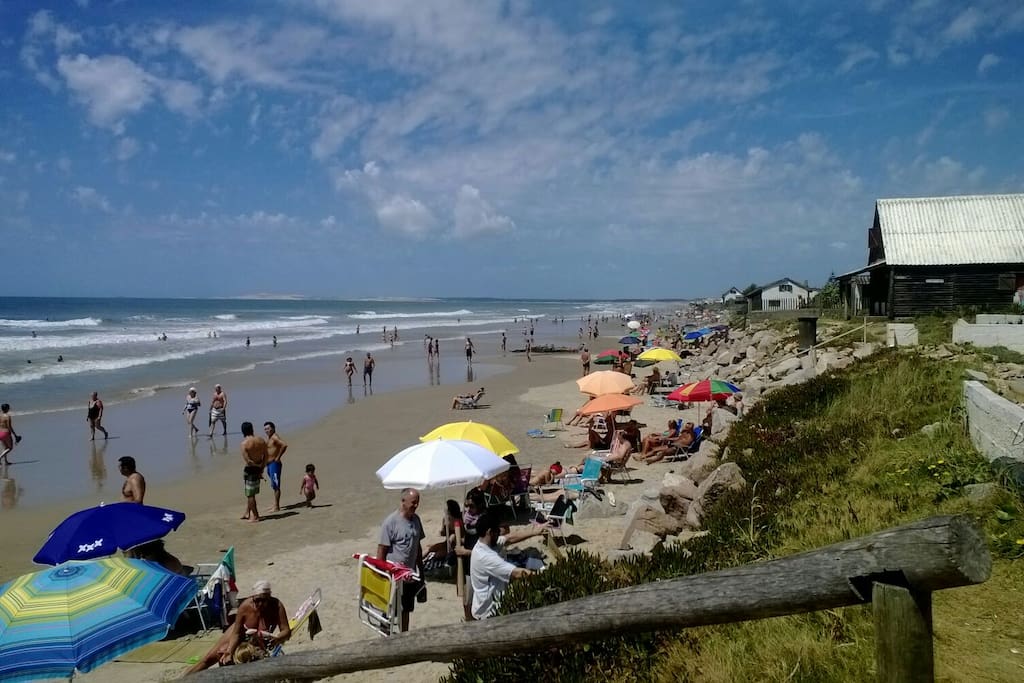 A metros de la playa, con una bajada amplia.