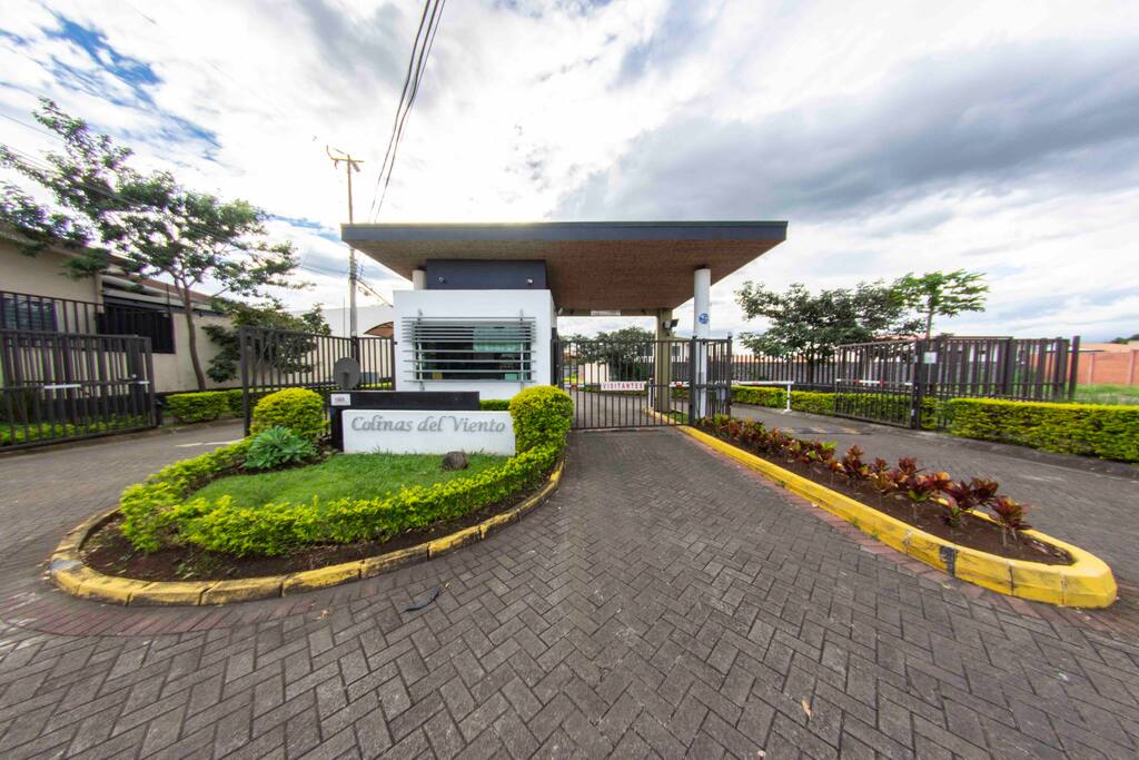 Entrada del Condominio tienen que decirle al oficial de seguridad que van para la casa H1