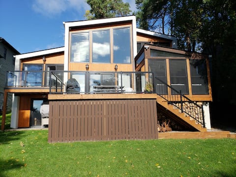 Waterfront ★ Sunshine Cottage By The Lake ★