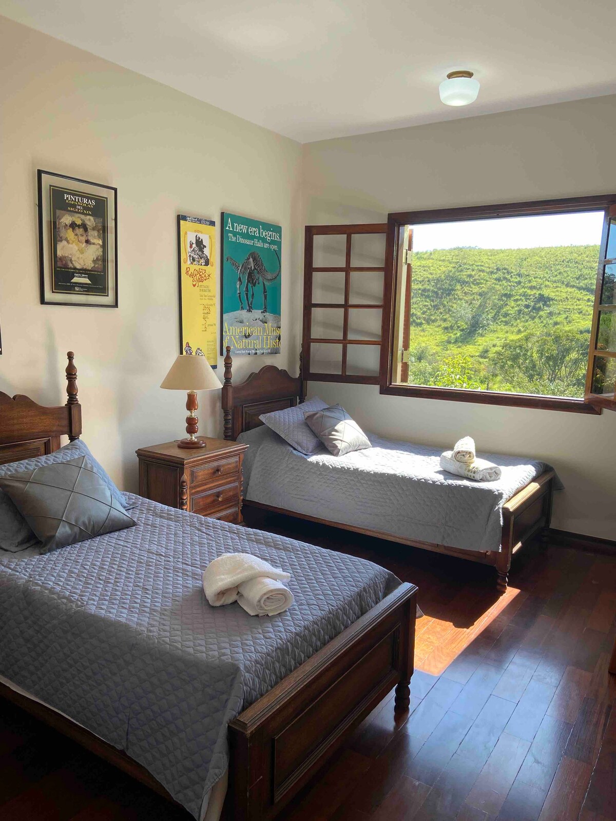 ห้อง 2, Fourth World มีเตียงเดี่ยวสองเตียงที่เหมาะสำหรับรองรับคนหนุ่มสาว