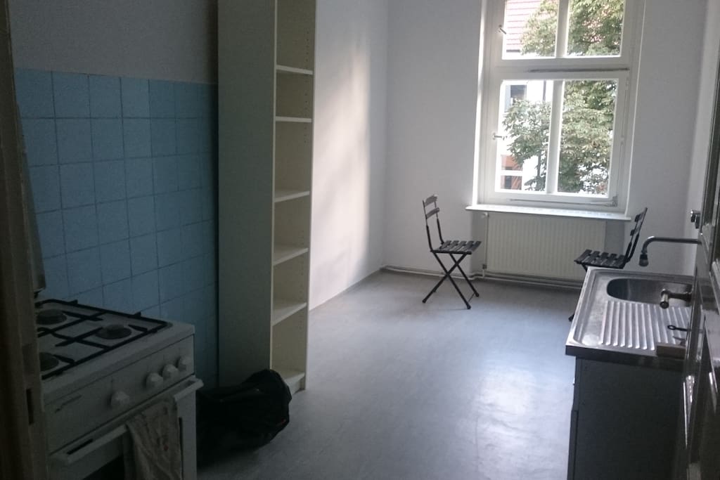 Die Küche ist etwas unkomplett, aber es gibt extrem viele gute Läden hier vor der Tür die eh viel schneller kochen ;)