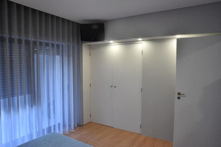 Ცენტრალური ოთახი ტელევიზორით და ბალკონით