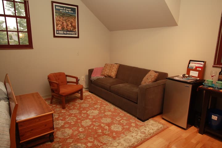 Private Downtown Carriage House Studio - Michigan