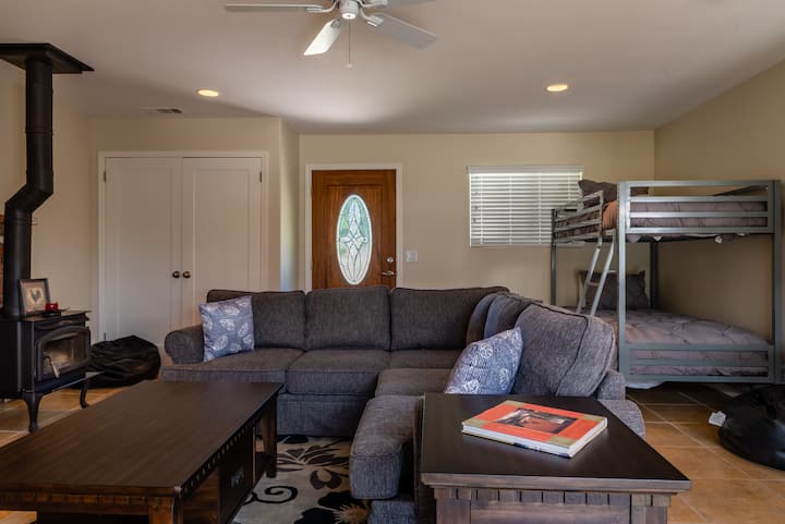 בבית ההארחה יש סלון נעים עם מיטות קומתיים