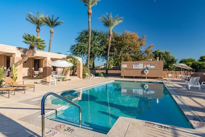 Beautiful, Spacious,  Scottsdale- Steps From Pool! Self Check-in! - Scottsdale, AZ