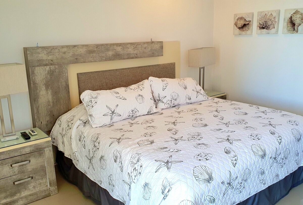 Užite si pohodlné noci a úplnú prestávku v našej manželskej posteli veľkosti King.