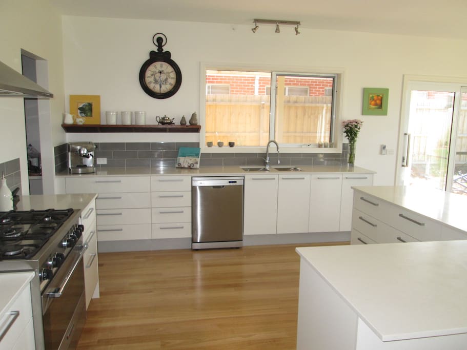 Large kitchen with butlers pantry and 900mm oven & dishwasher.