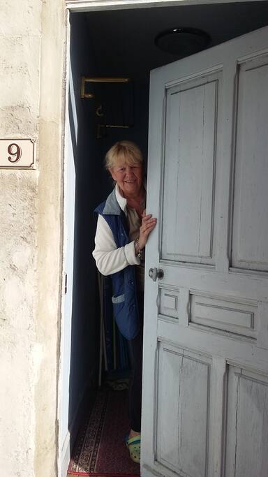 L'hôtesse qui vous accueille avec un sourire