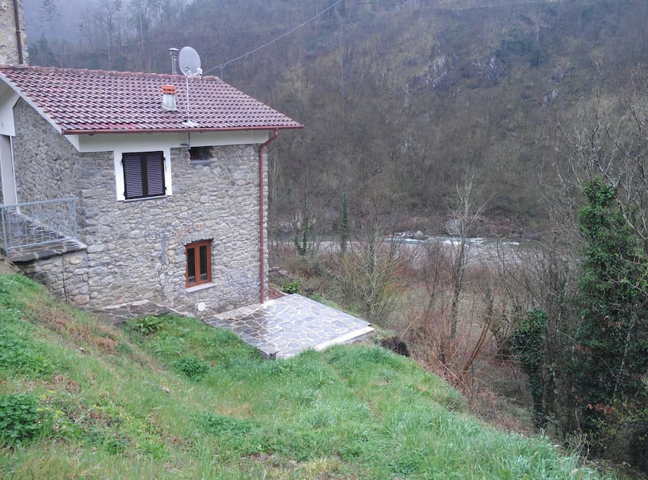 ... near Sesta Godano and overlooking the river Vara.