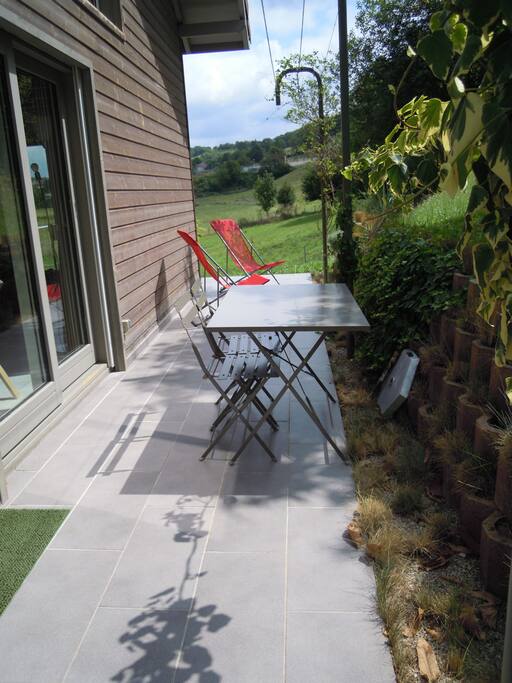 Terrasse ombragée côté salon