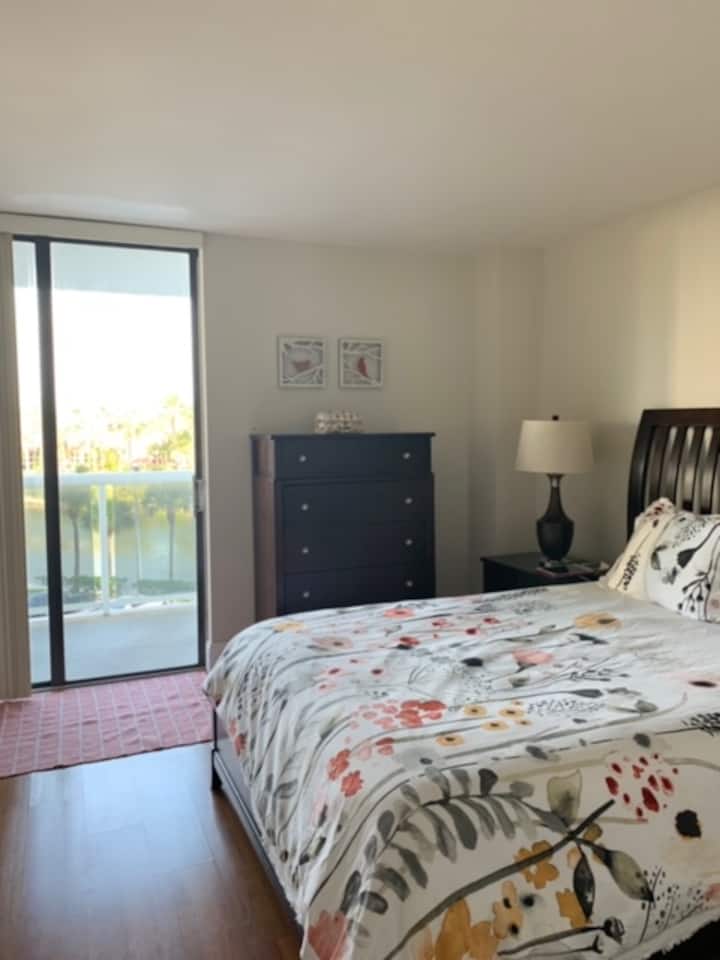 Druga spavaća soba s kliznim vratima koja vode na balkon