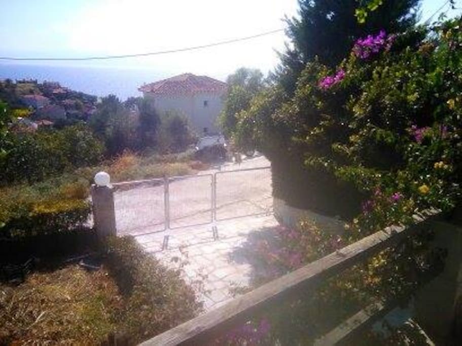 Πάρκιν μέσα και έξω σε αδιέξοδο δρόμο.