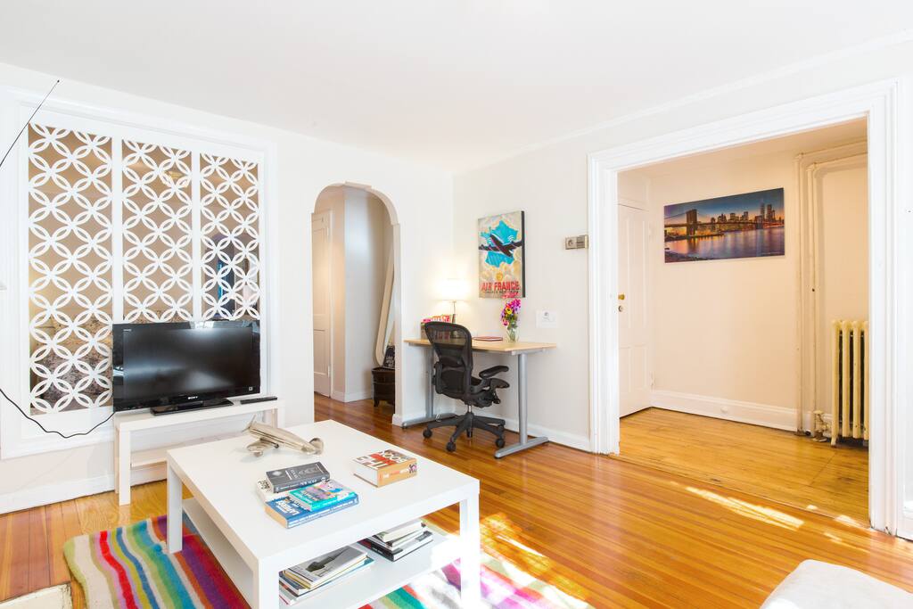 Comfortable living area with fast WIFI, Books, & TV