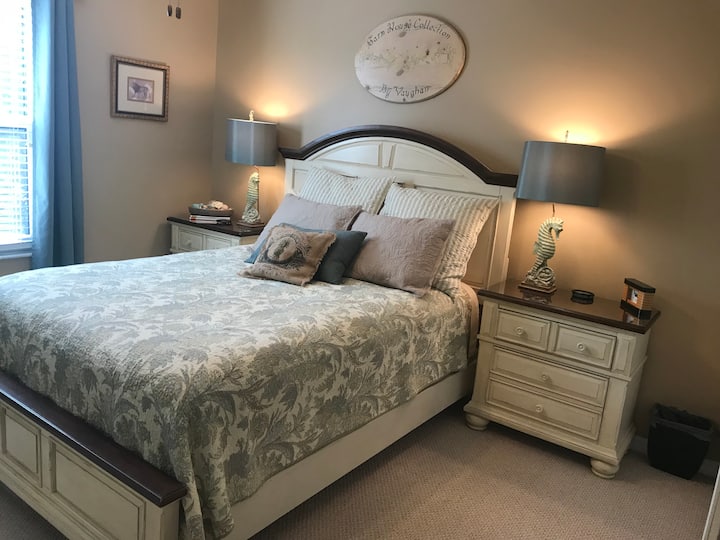 Супер брачен кревет (широк 150-179 см). На мојот гостин многу му се допаѓа!  Исто така испразнете ги фиоките и плакарот ако е потребно. 